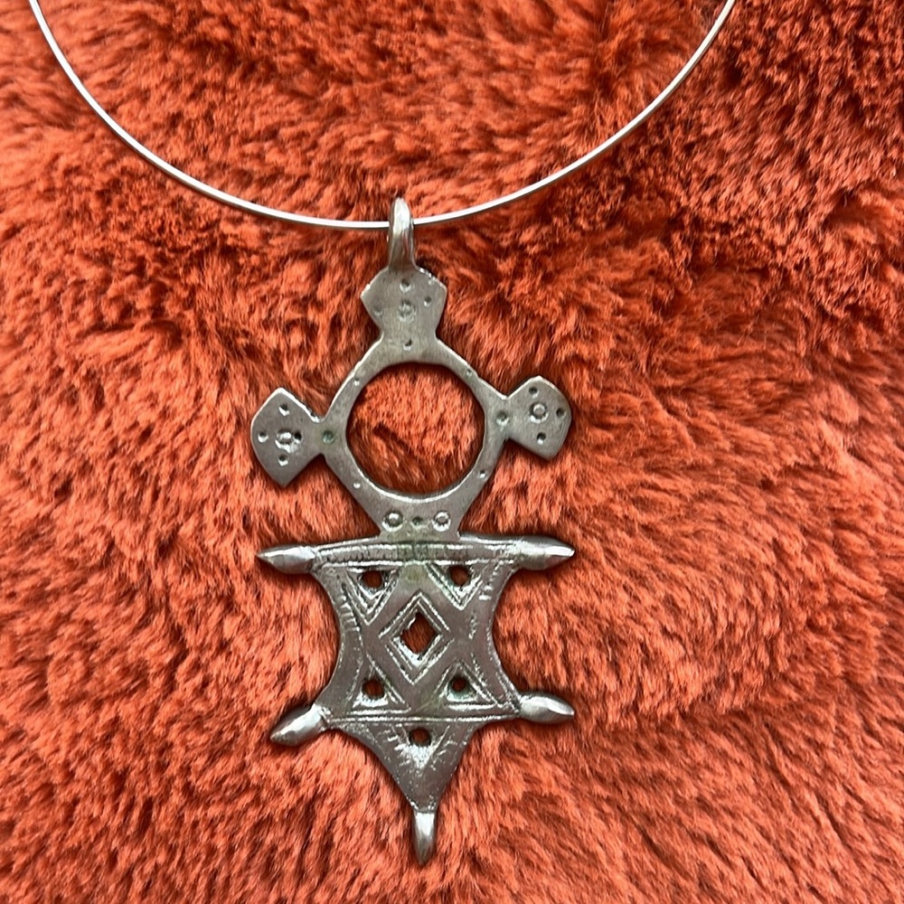 Silver choker with large pendant